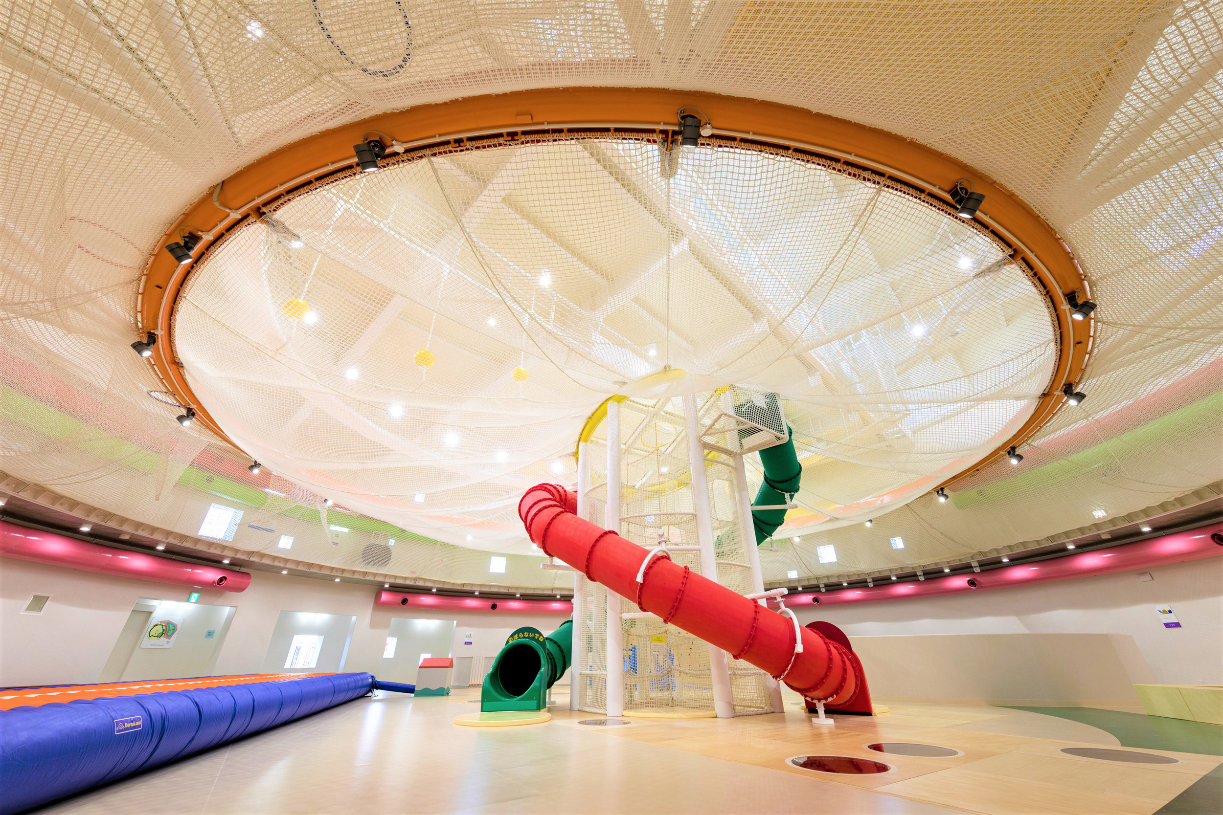 めごぷらざ内観