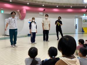 ダブルダッチについて説明する講師