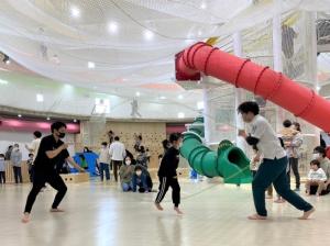 ダブルダッチを実際に体験する子ども達