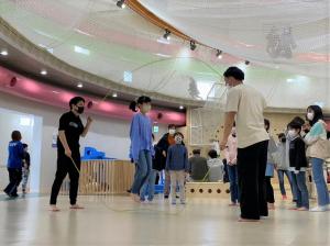 ダブルダッチを実際に体験する子ども達