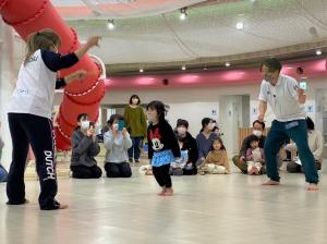 ダブルダッチを実際に体験する子ども達