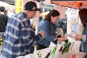 日本酒注ぐ写真