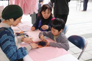 しだれ桜染めハンカチ会津型色差し体験