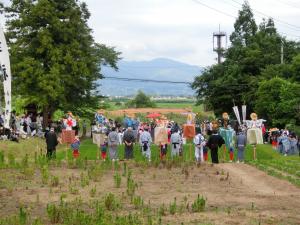 畔に立てられる田植人形（令和７年）