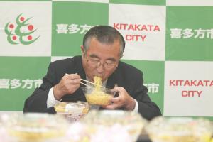麺をすする