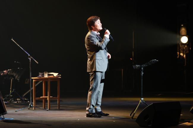 市民の歌を熱唱する堀内孝雄さん