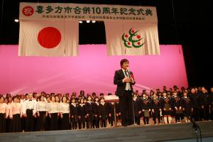 市民の歌を熱唱する堀内孝雄さん