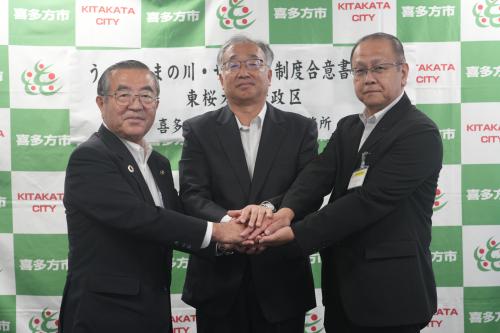 全体で握手