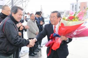 初登庁する遠藤市長